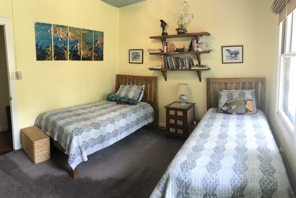 Twin bedroom with two single beds at Keala Kai