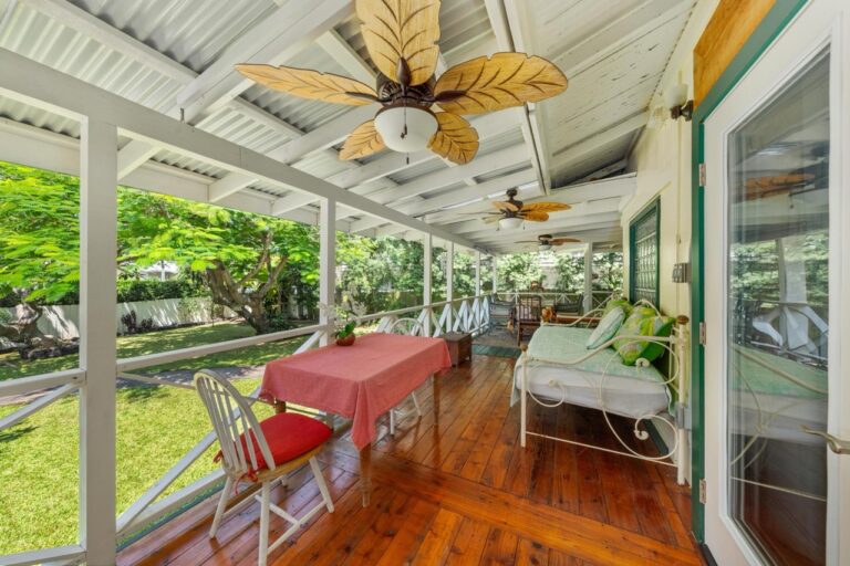 Front lanai seating at Keala Kai