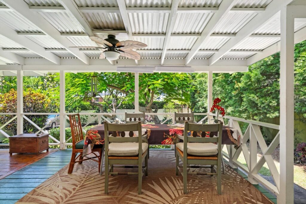 Covered front lanai dining area