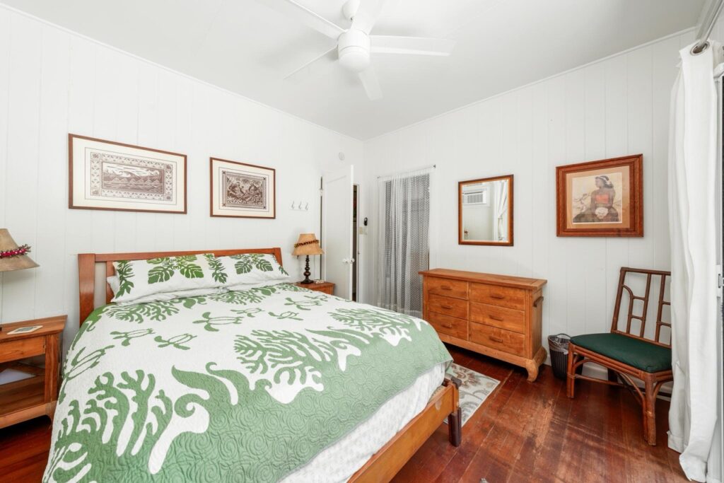 Second bedroom with queen bed