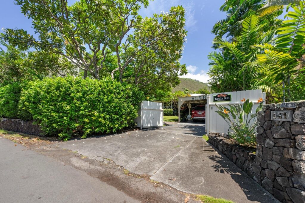 Driveway entrance to Keala Kai vacation rental